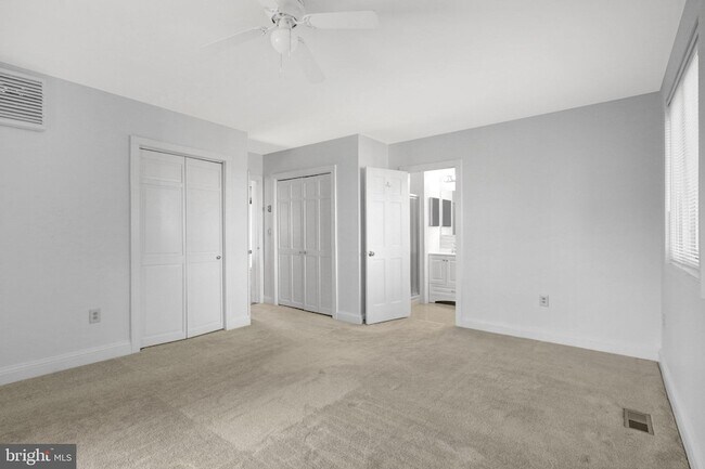 Building Photo - 2031 Hillside Dr