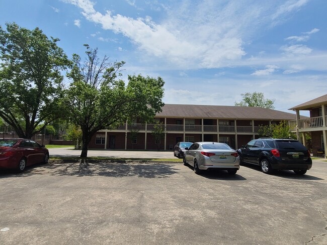 Building Photo - 1701 Somerville Rd SE