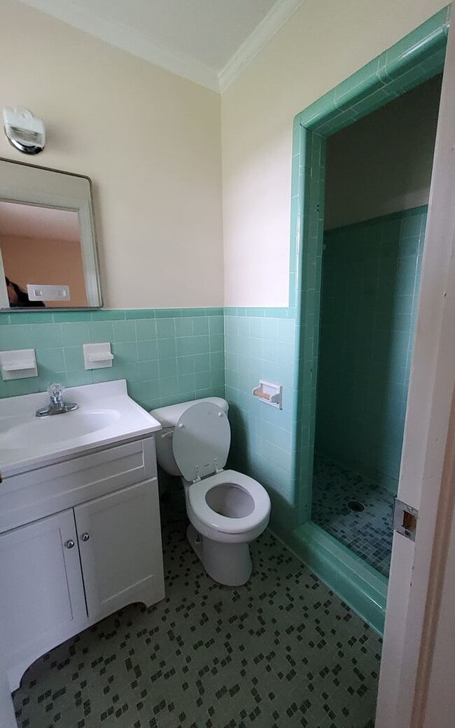 Building Photo - Close to Shopping