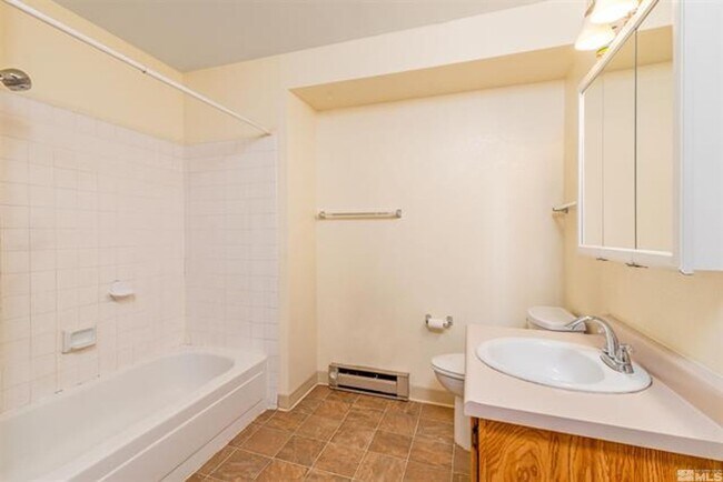 Building Photo - Great 1 bedroom condo just off Clear Acre Lane