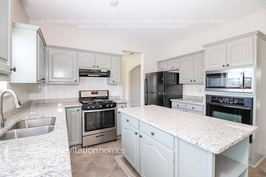 Building Photo - 3933 Pinetree Dr