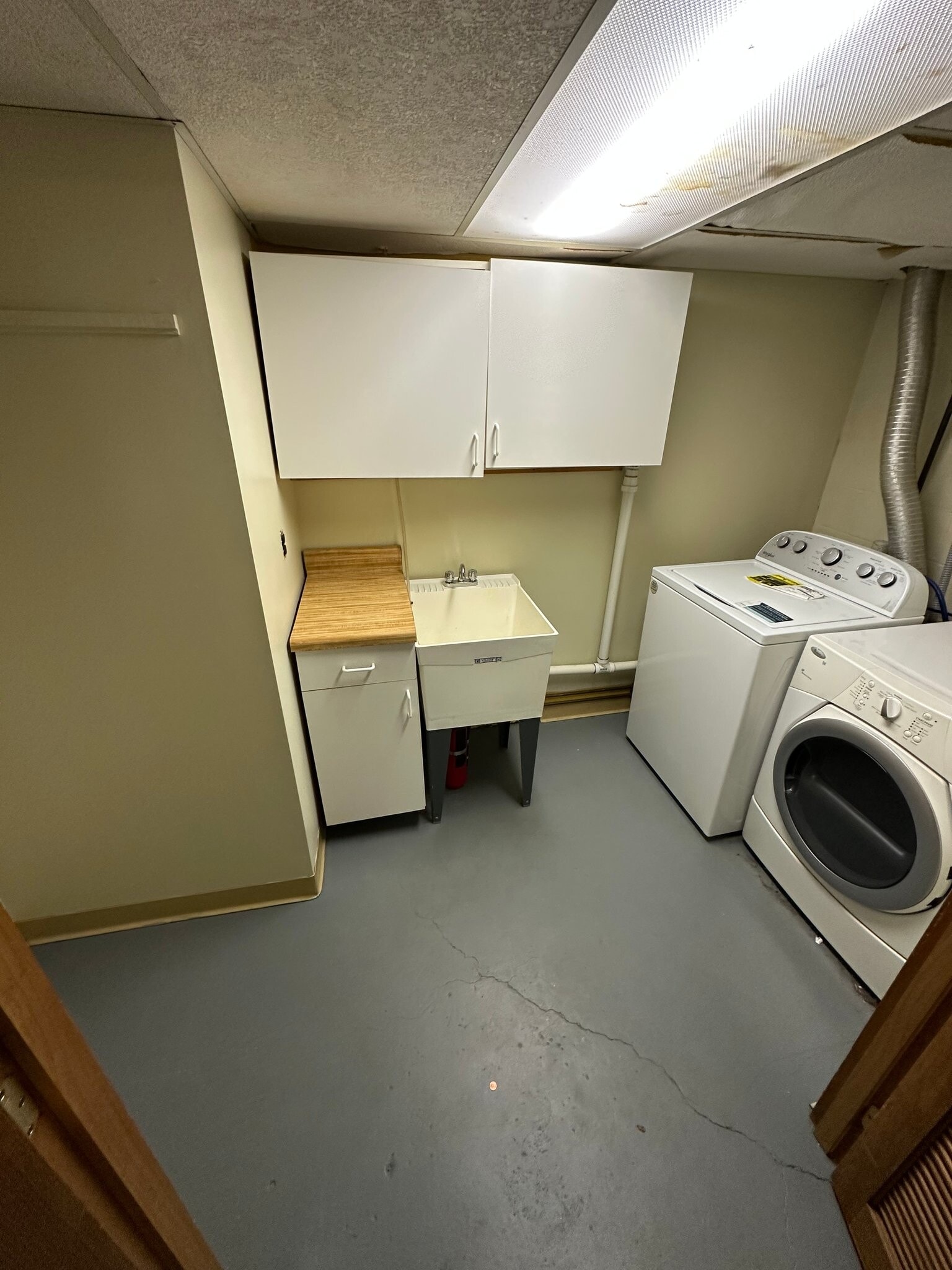 Building Photo - 6 Oakwood Ln