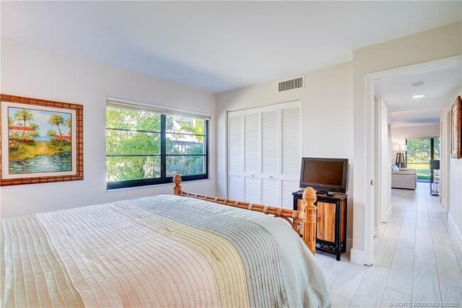 Building Photo - 331 Golfview Cir