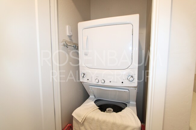 Building Photo - Stunning 3-beds, 2.5-baths townhome in the...