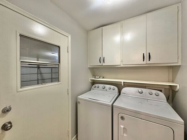 Building Photo - Spacious 3-Bed, 2-Bath Home with Large Sho...