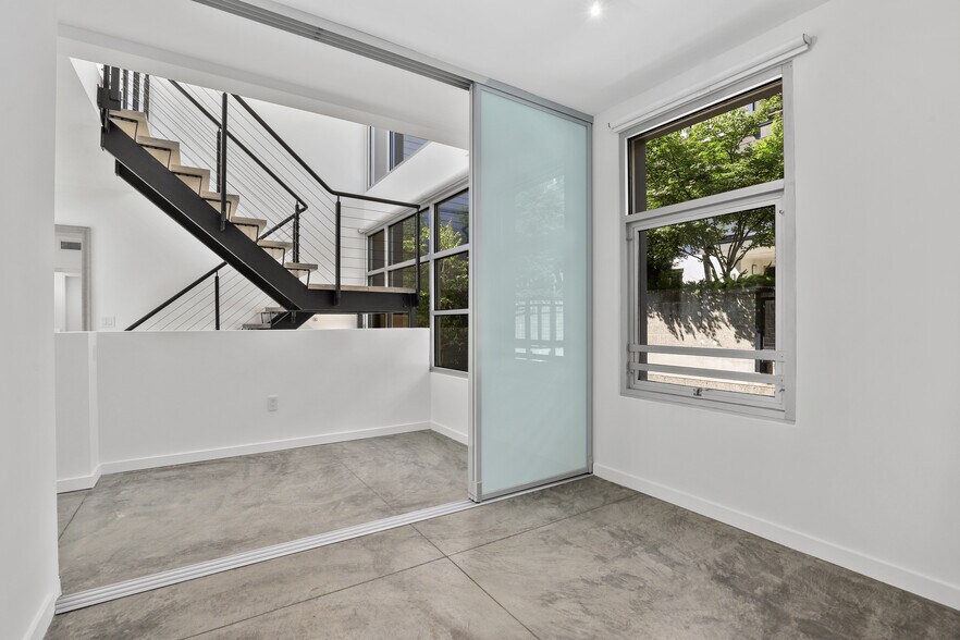 Building Photo - 4111 Sunset Blvd