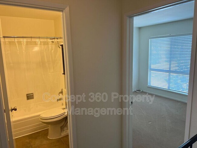 Building Photo - 13525 3/4-13524 Village Dr