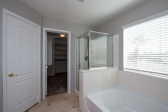 Building Photo - Welcome to this stunning 4 bedroom, 2.5 ba...