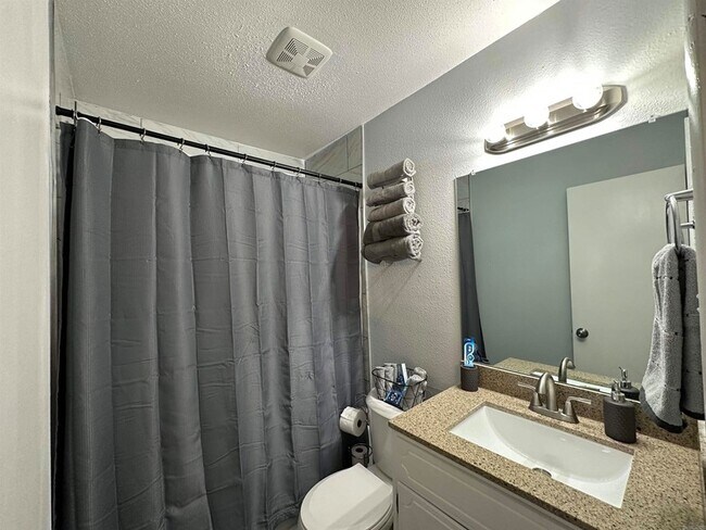 Building Photo - 3800 Pine St