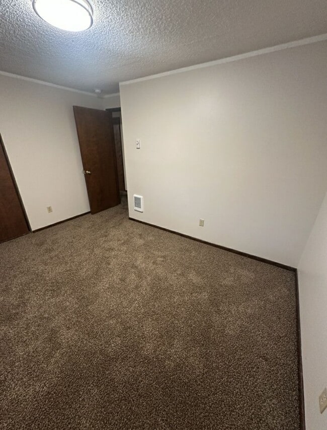 Building Photo - 3 Bed, 2 Bath Ranch in Hazel Dell!