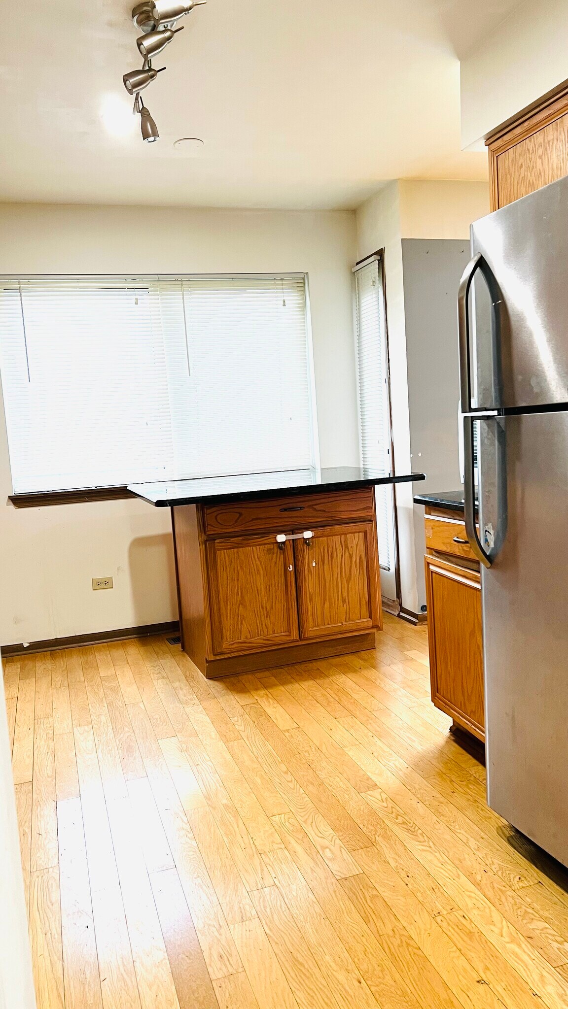 Building Photo - 722 E Whispering Oaks Dr