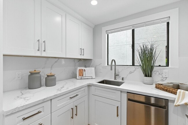 Building Photo - Beautifully Remodeled One-Bedroom Condo