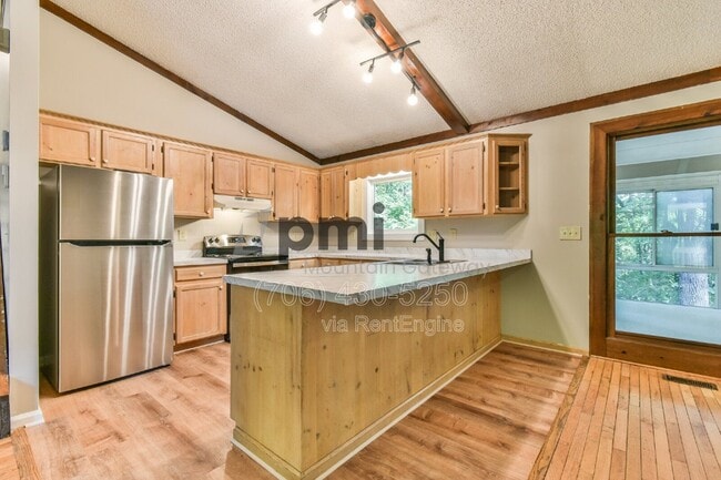 Building Photo - 135 Beacon Hl Dr