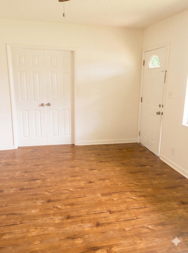 Building Photo - Spacious 3-Bedroom Home in Prime Pinellas Park Location – 1,354 Sq Ft