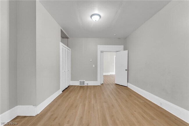 Building Photo - 1345 W 61st St