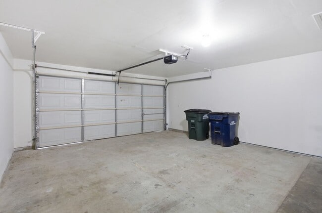 Building Photo - Beautiful 3BD Home on Corner Lot with Fenced Yard & 2-Car Garage in Sonterra