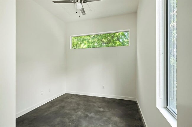 Building Photo - 1302 S 5th St