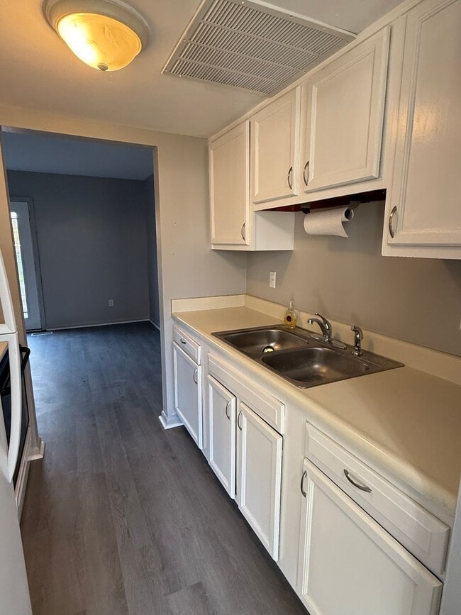 Building Photo - 6820-6826 Emerald Ave