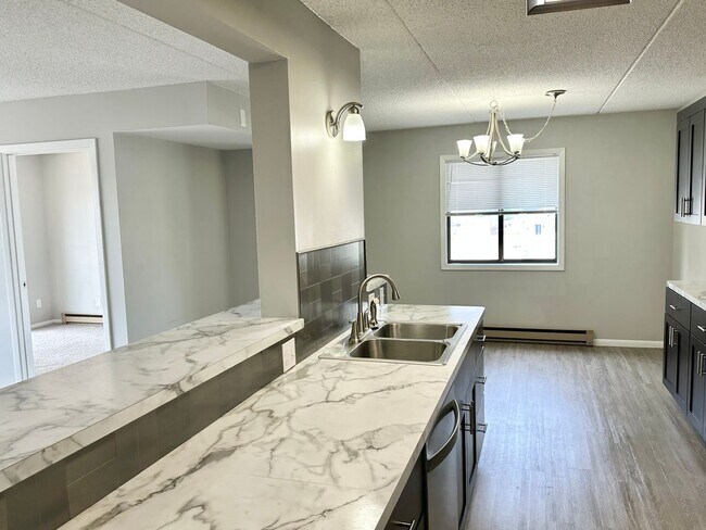 Building Photo - 2 Bedroom Downtown Condo - Available May 1st