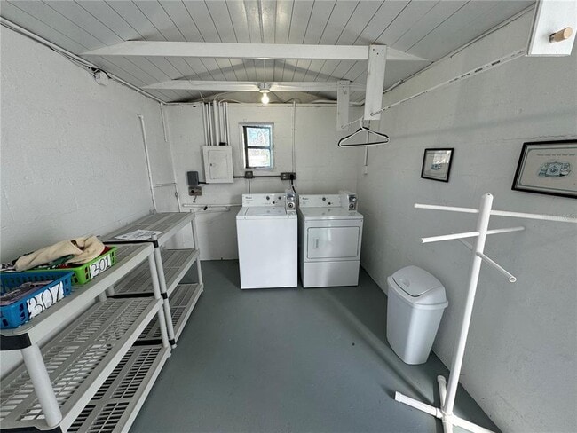 Building Photo - 303 Colonia Ln W
