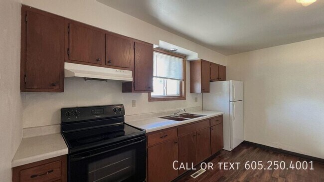 Building Photo - Effortless Living: Open-Layout 2BR Home