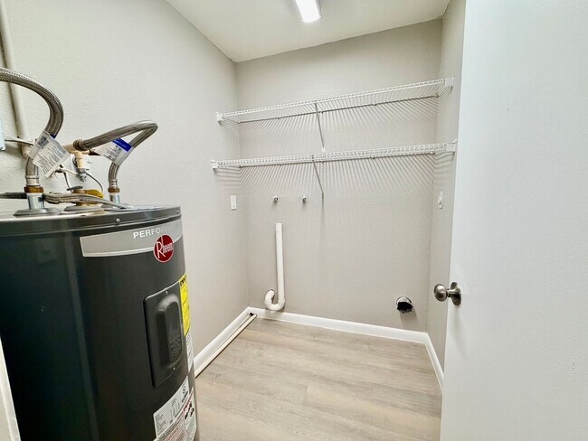 Building Photo - 2 Bedrooms 2 Bath Duplex in Cape Coral