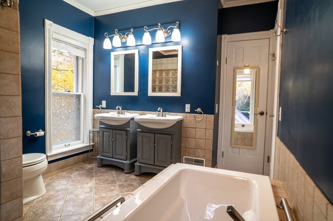 Building Photo - 422 S Michigan Ave