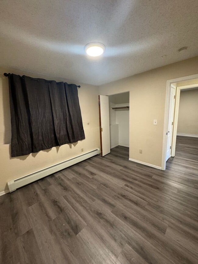 Building Photo - Updated unit in quiet 4-plex