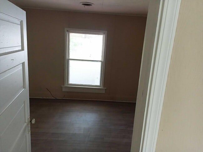 Building Photo - 839 E 2nd St