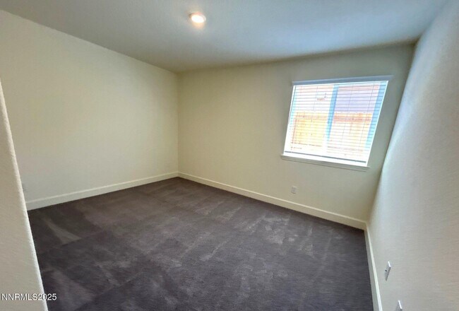 Building Photo - 963 Cascade Range Dr