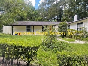 Building Photo - Large House, Close to Campus