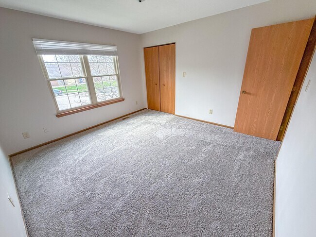 Building Photo - 635 Pebble Pl Dr