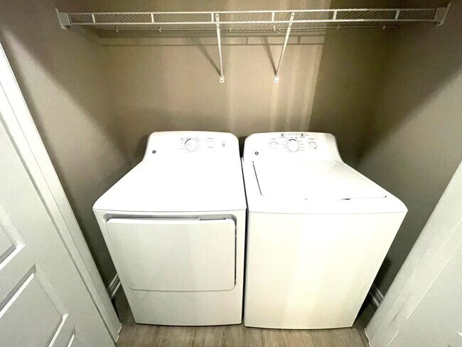 Building Photo - 300 Willow Grv Wy