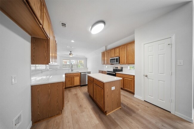 Building Photo - 6000 Meadowglen Dr