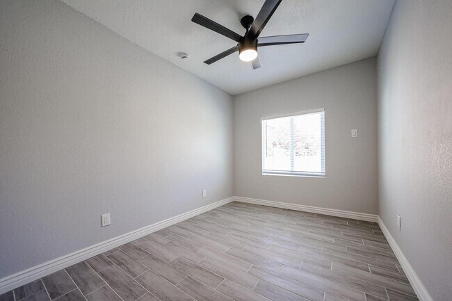 Building Photo - 11207 S Iroquois Dr