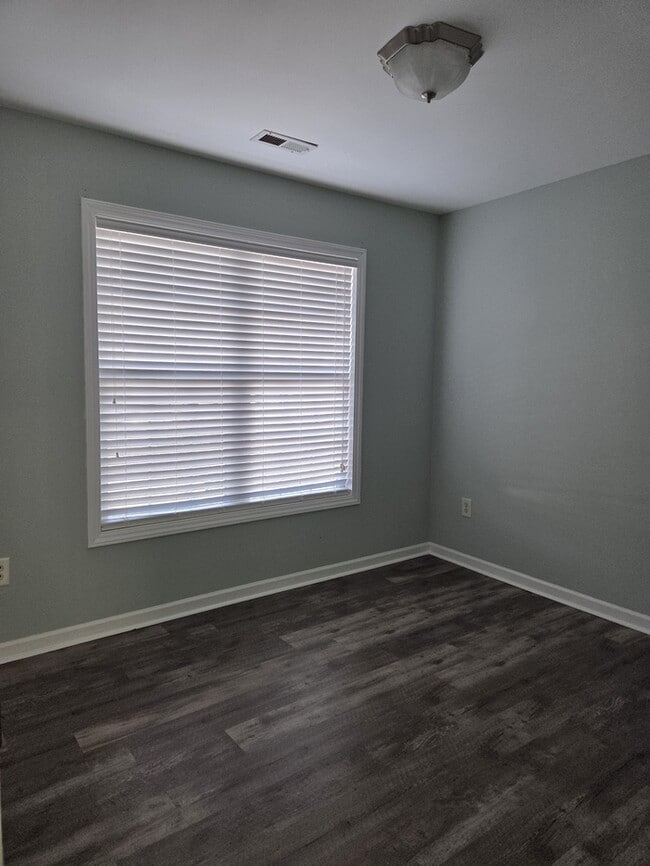 Building Photo - Charming 3 Bedroom/2 Bath