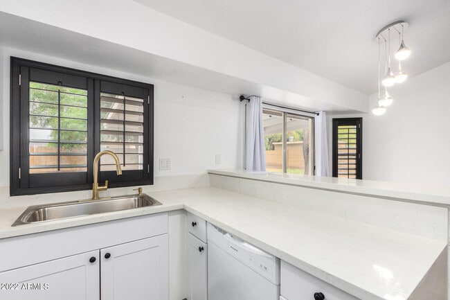 Building Photo - 19 W Piute Ave