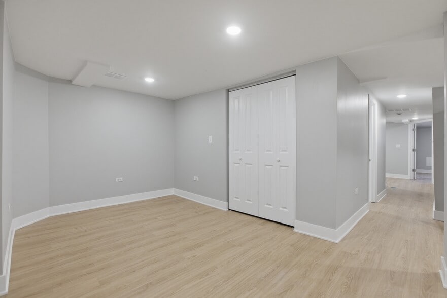 Building Photo - 3716 N Racine Ave