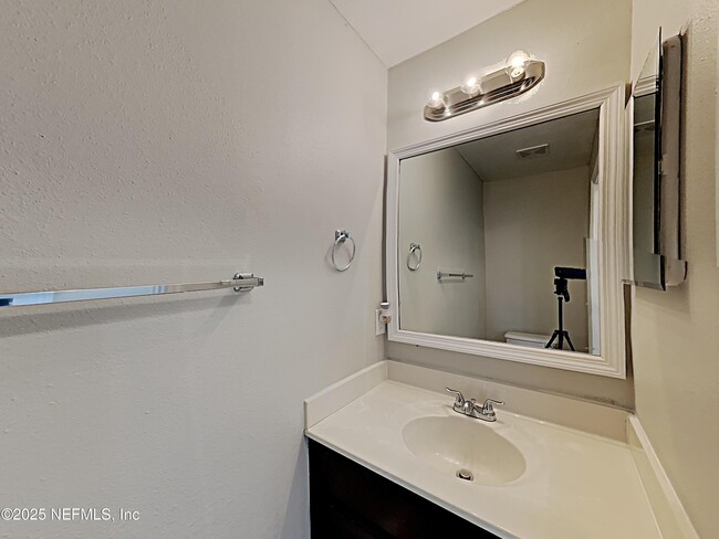 Building Photo - 5596 Ashleigh Park Dr