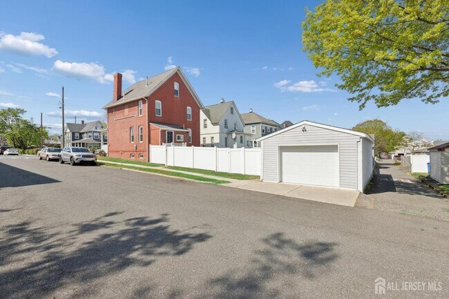 Building Photo - 327 Main St