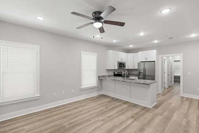 Building Photo - 305 Okaloosa Ave