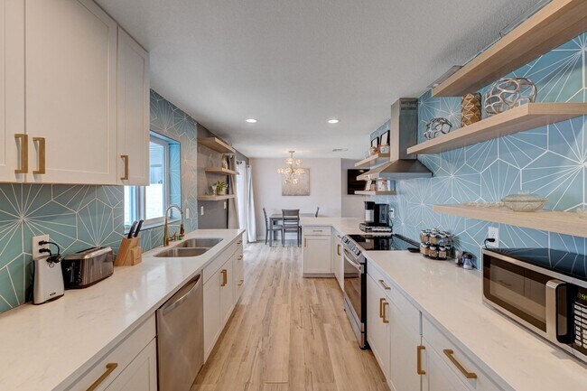 Building Photo - Fully Furnished or Unfurnished 3 BR / NO HOA