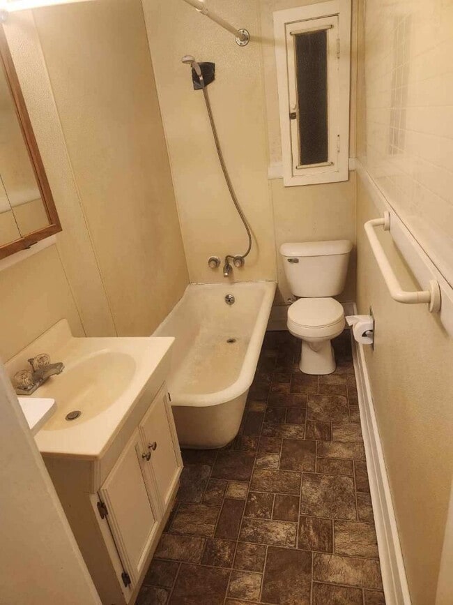 Building Photo - 900 Rhomberg Ave