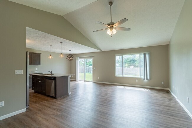 Building Photo - Gorgeous Newer Home in Nice Family Neighborhood