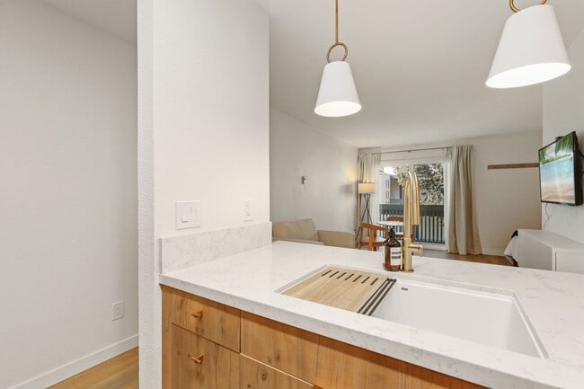 Building Photo - Modern Studio in BayHo - Fully Furnished o...