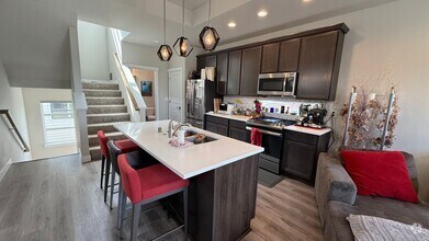 Building Photo - Upscale Furnished 2BR Townhouse in Downtow...