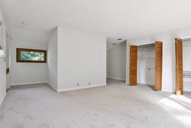 Building Photo - 1000 Muirfield Dr NE