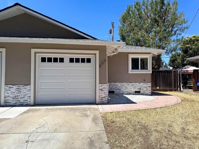 Building Photo - 908 Live Oak Dr