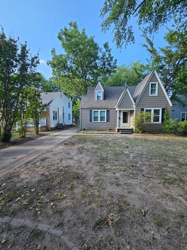 Building Photo - (4) Bed, (3) Bath with (2) Living Areas Av...