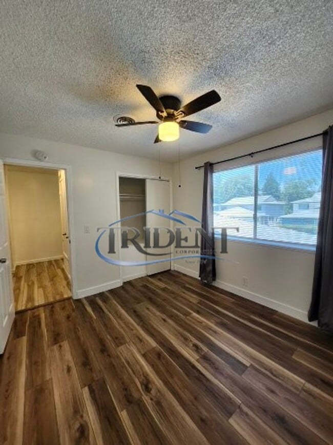 Building Photo - This is a cute 2 bedroom, 1 ½ bath townhouse.